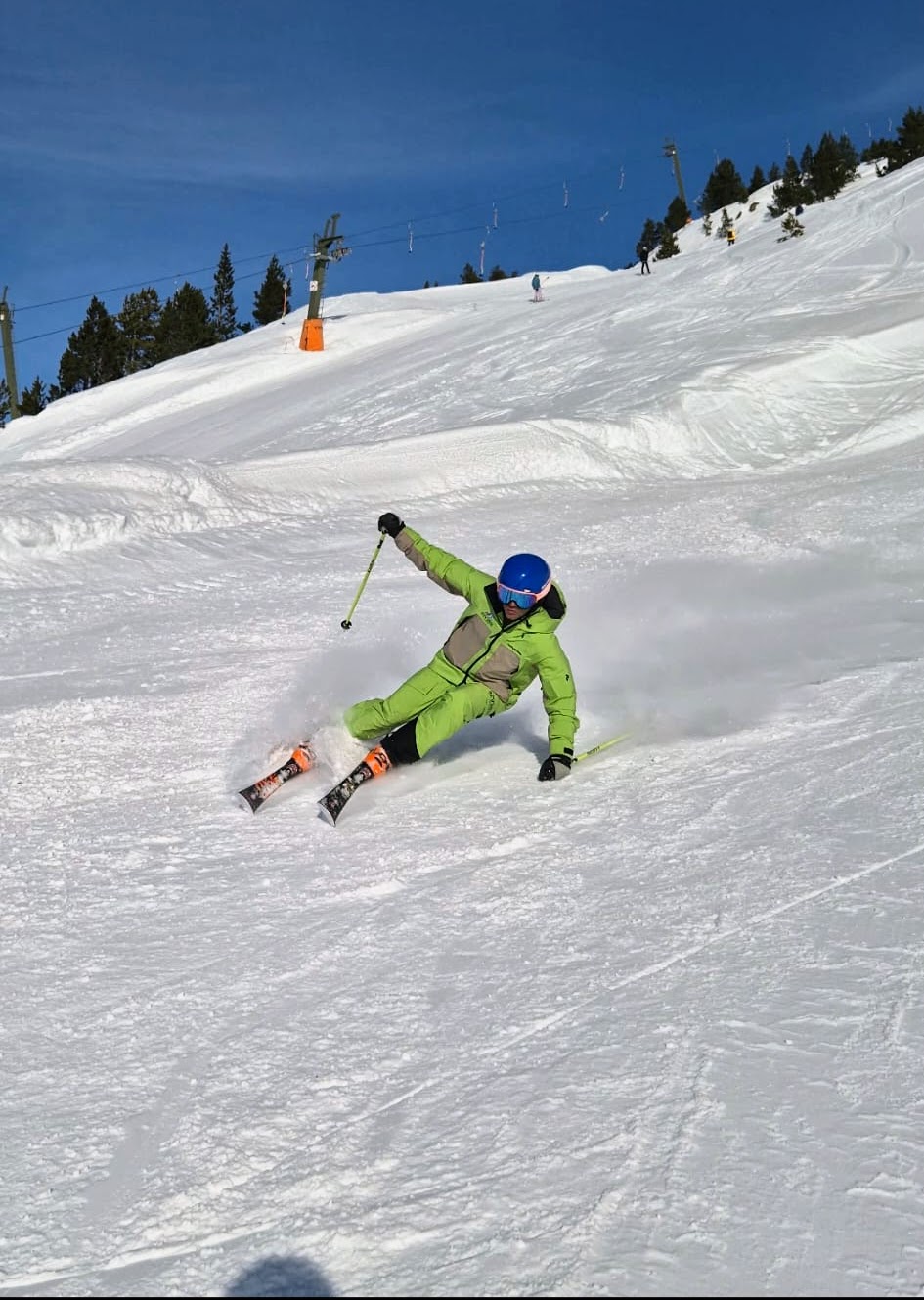 Esquiador realizando un giro perfecto en la nieve