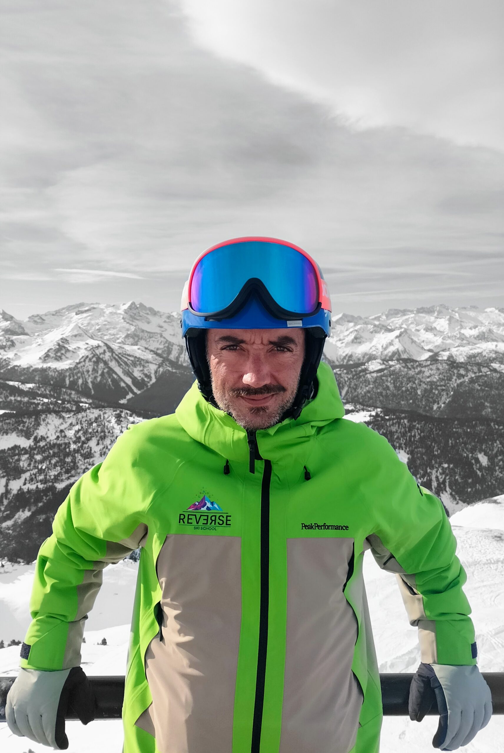 esquiador sonriendo tras entrenamiento físico para esquiar en Baqueira
