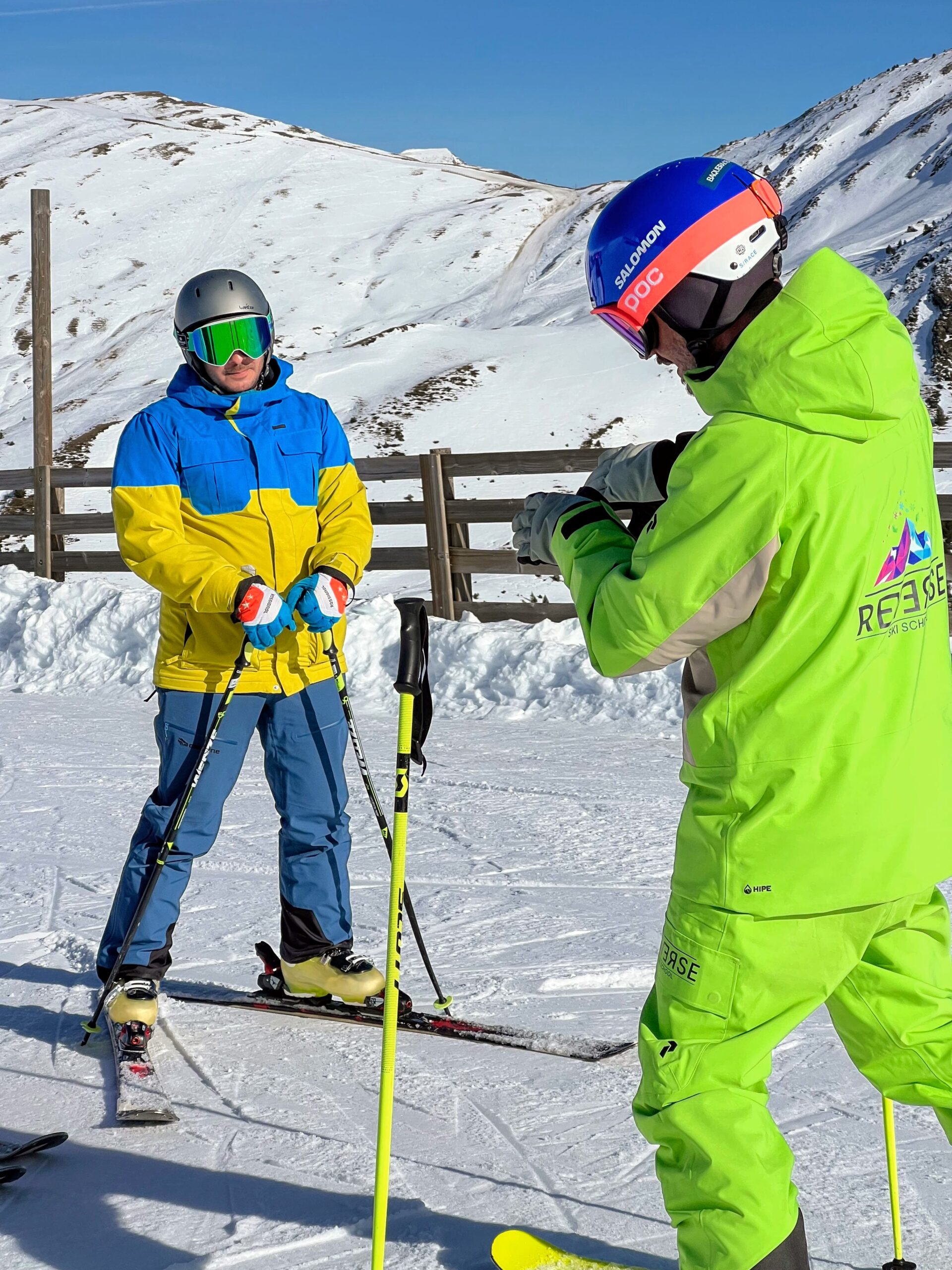 Instructor de Reverse explicando en la nieve